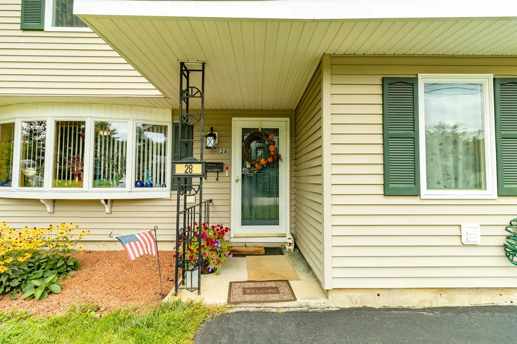 28 Robinson Gardens Lewiston ME 04240
