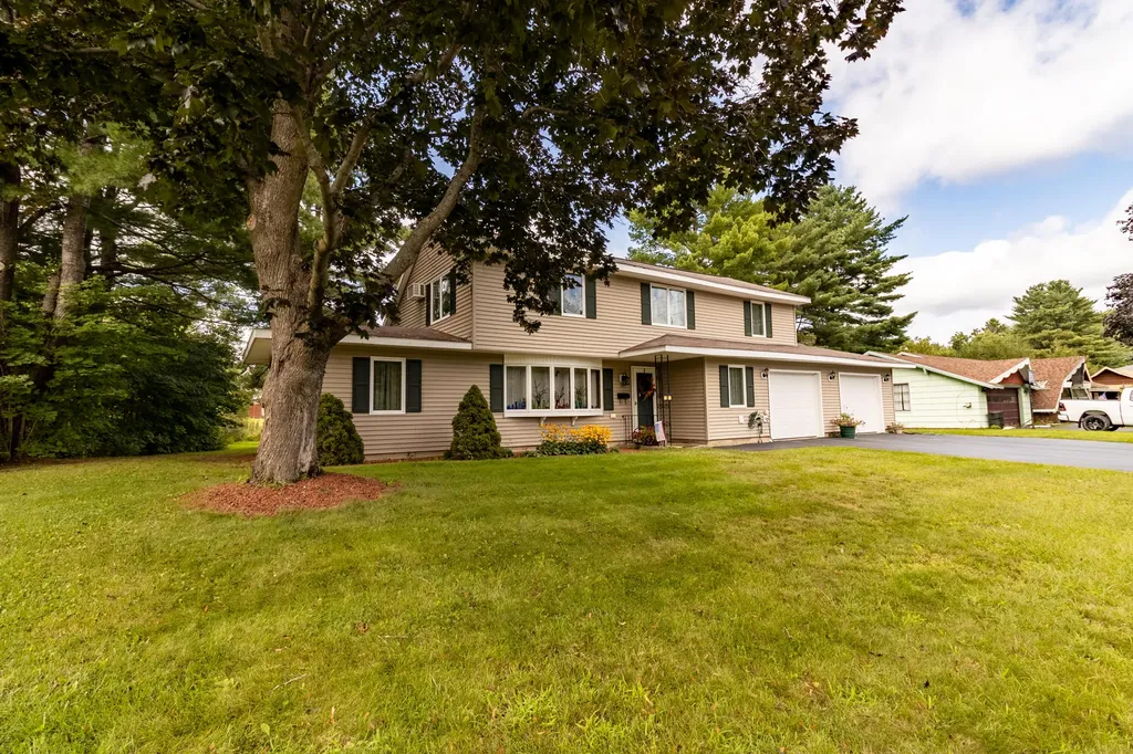 28 Robinson Gardens Lewiston ME 04240