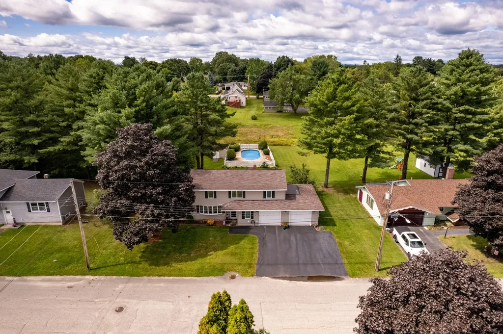 28 Robinson Gardens Lewiston ME 04240