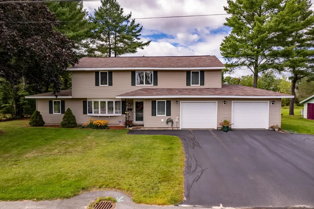 28 Robinson Gardens Lewiston ME 04240