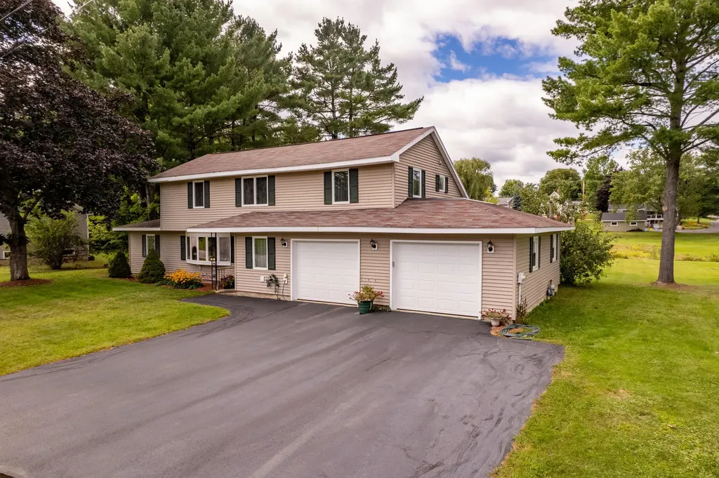 28 Robinson Gardens Lewiston ME 04240