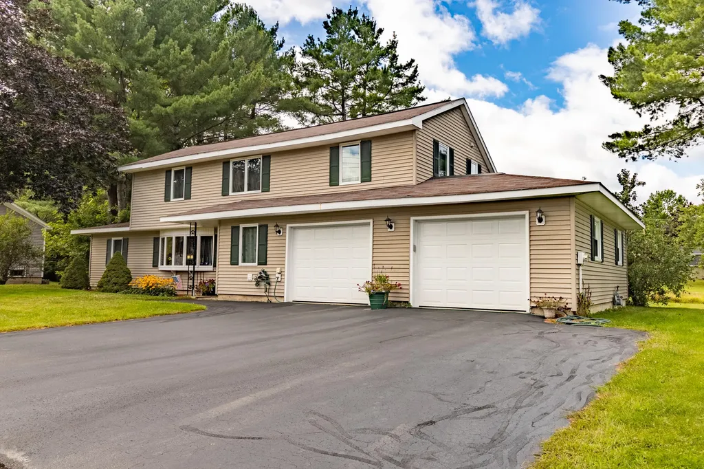 28 Robinson Gardens Lewiston ME 04240