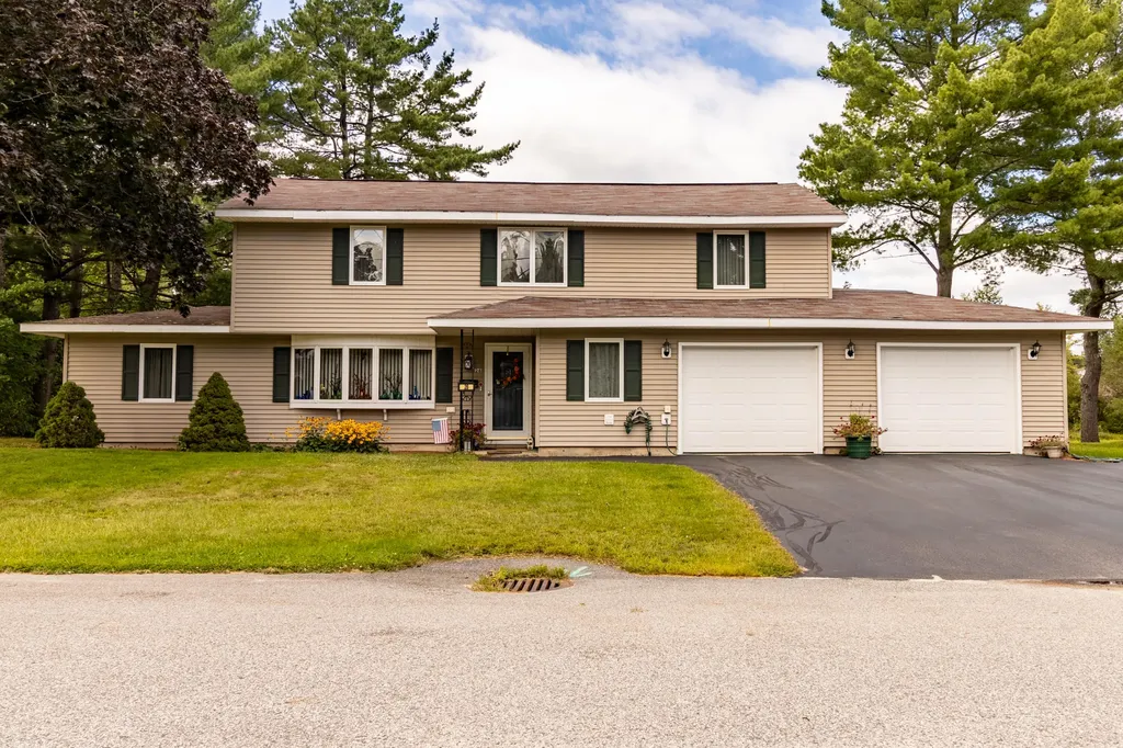 28 Robinson Gardens Lewiston ME 04240