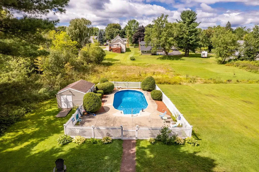 28 Robinson Gardens Lewiston ME 04240
