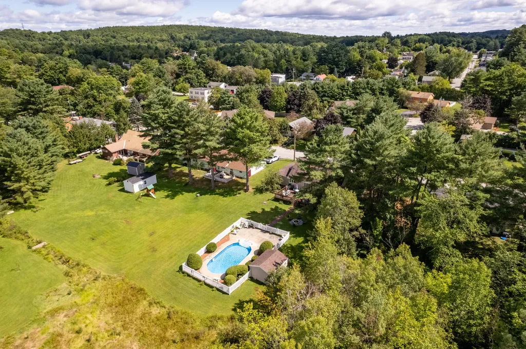 28 Robinson Gardens Lewiston ME 04240