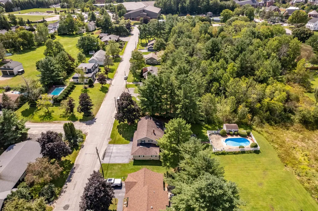 28 Robinson Gardens Lewiston ME 04240