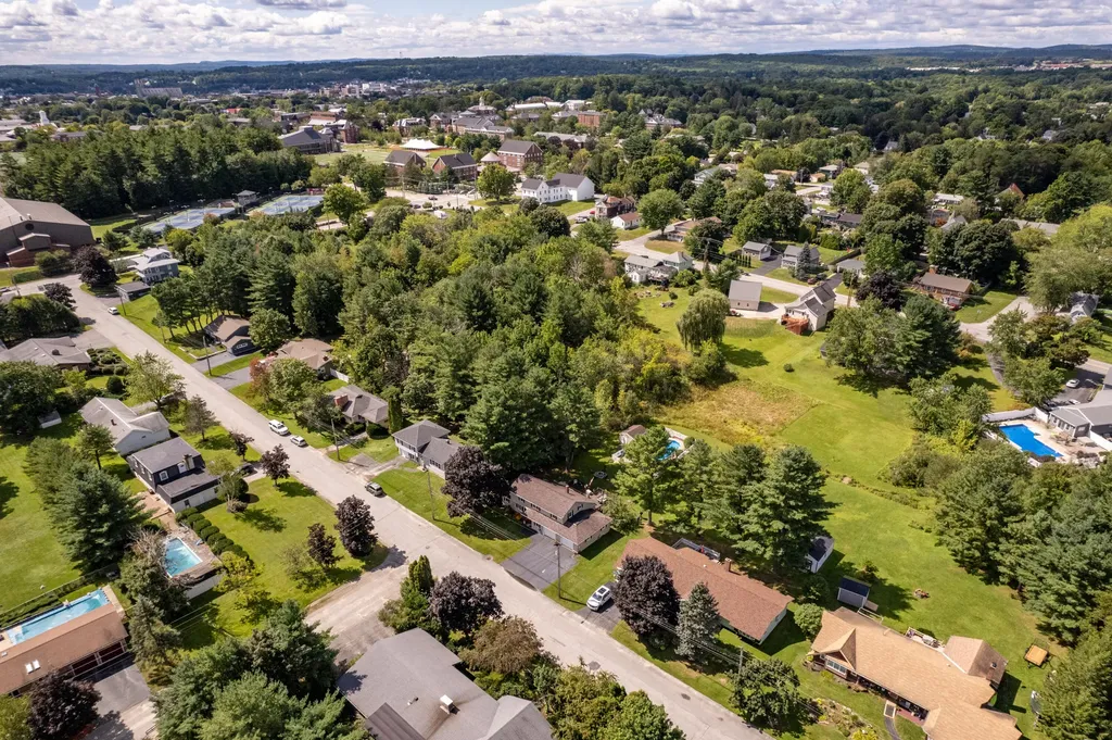 28 Robinson Gardens Lewiston ME 04240