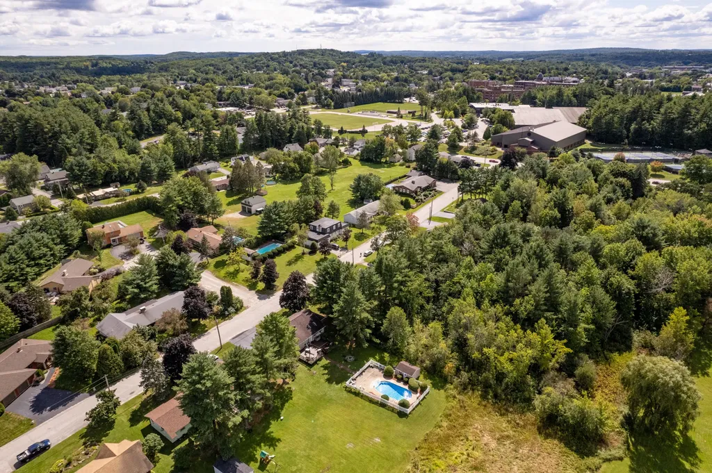28 Robinson Gardens Lewiston ME 04240
