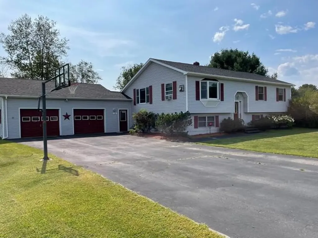 23 Robin Court Skowhegan ME 04976