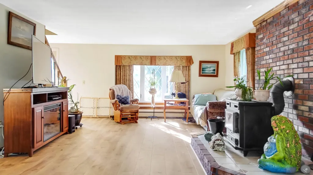 17 Adams Circle Buxton ME 04093