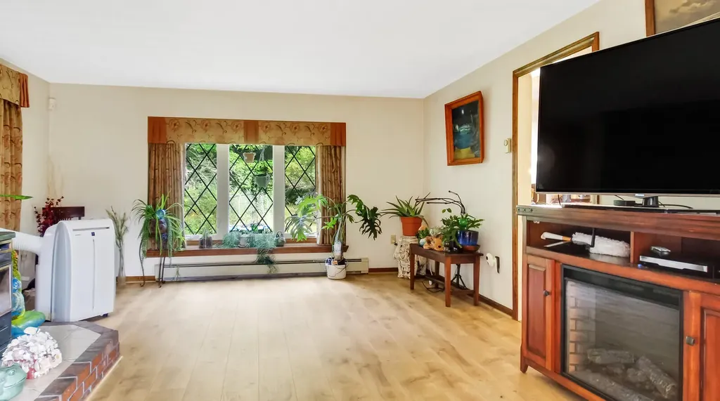 17 Adams Circle Buxton ME 04093