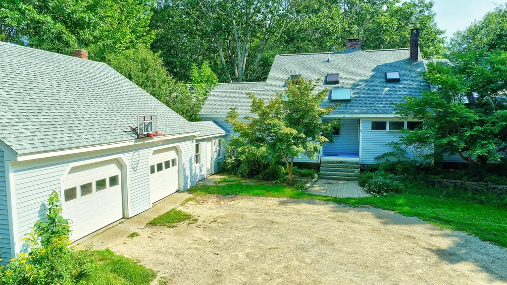 29 Penny Lane Blue Hill ME 04614
