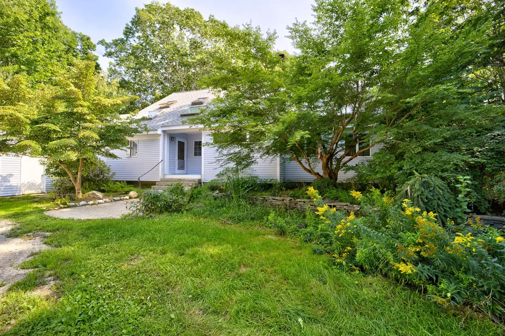 29 Penny Lane Blue Hill ME 04614