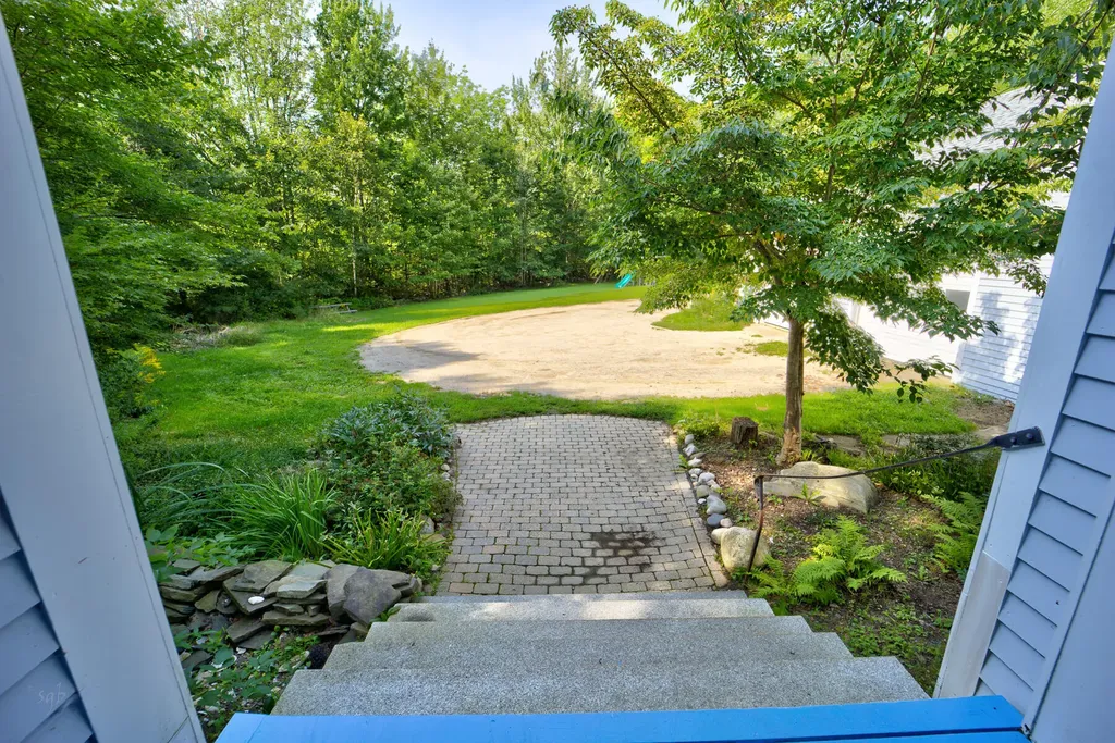 29 Penny Lane Blue Hill ME 04614