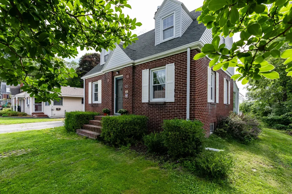 22 Colonial Road Westbrook ME 04092