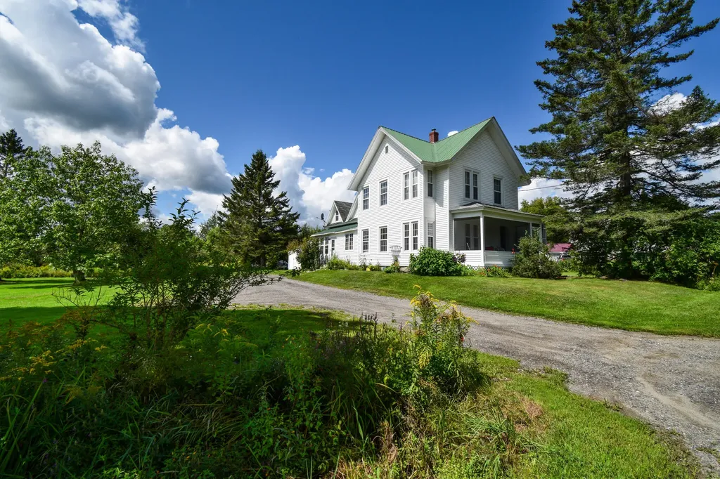 182 Commercial Street Hartland ME 04943