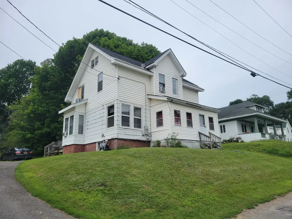 10 Dustin Street Dexter ME 04930