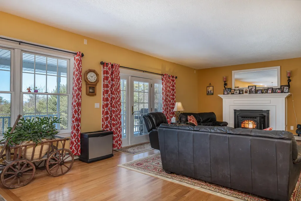 15 Washington Court Naples ME 04055