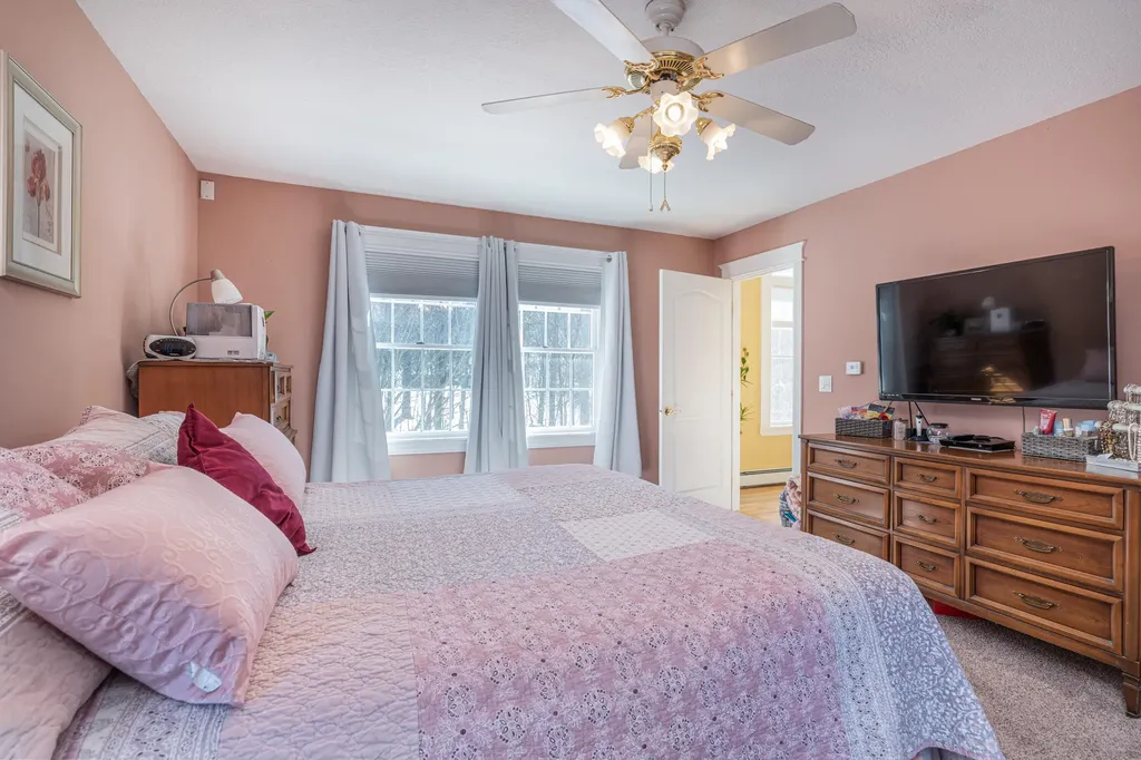 15 Washington Court Naples ME 04055