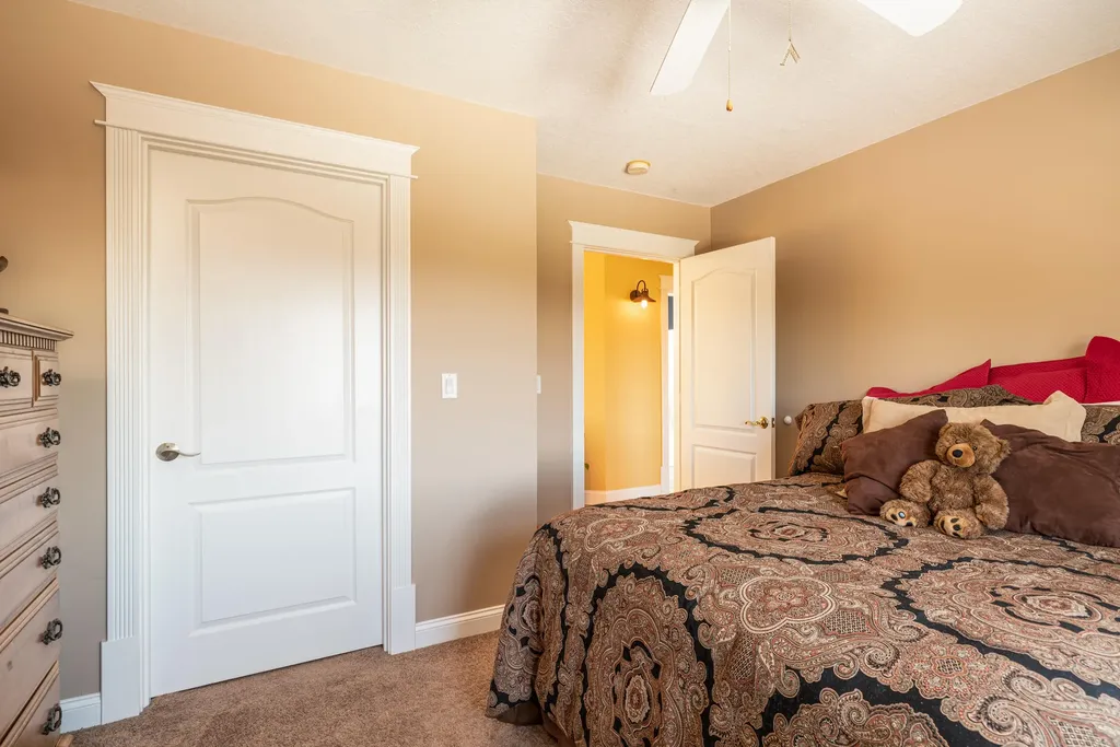 15 Washington Court Naples ME 04055