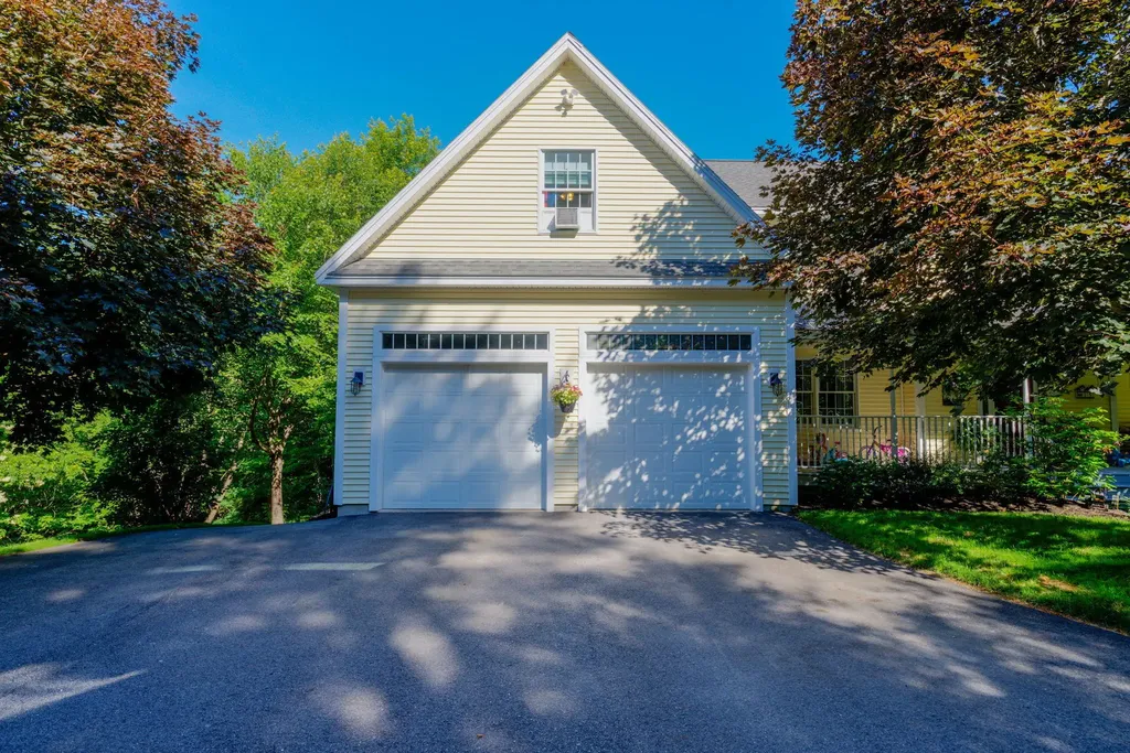 15 Washington Court Naples ME 04055