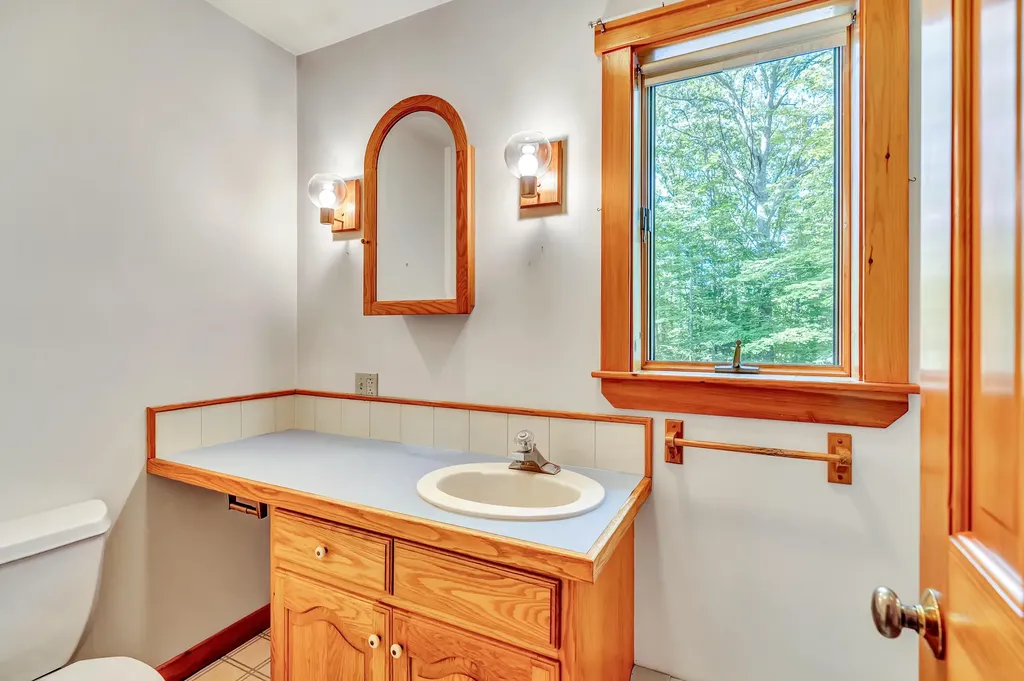 25 Oyster Creek Lane Nobleboro ME 04555