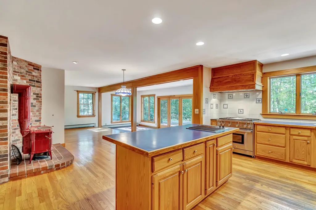 25 Oyster Creek Lane Nobleboro ME 04555