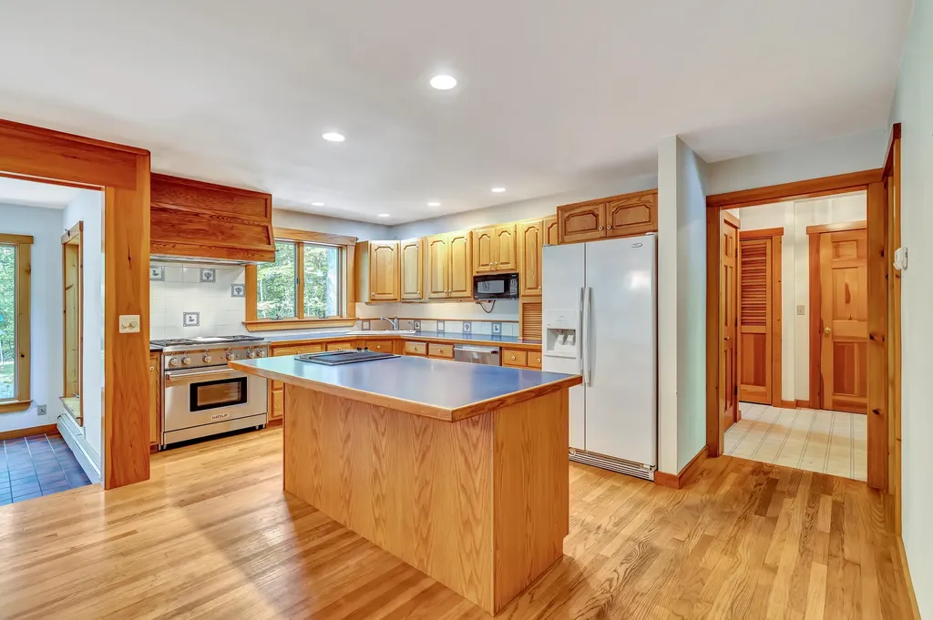 25 Oyster Creek Lane Nobleboro ME 04555
