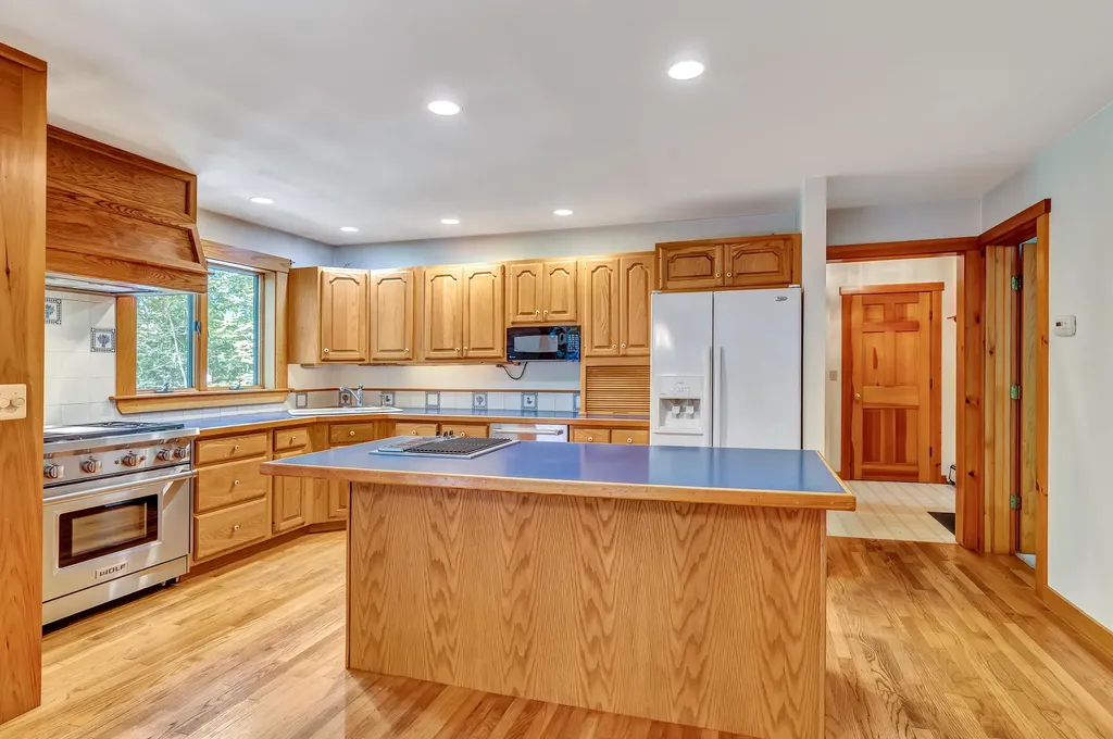 25 Oyster Creek Lane Nobleboro ME 04555