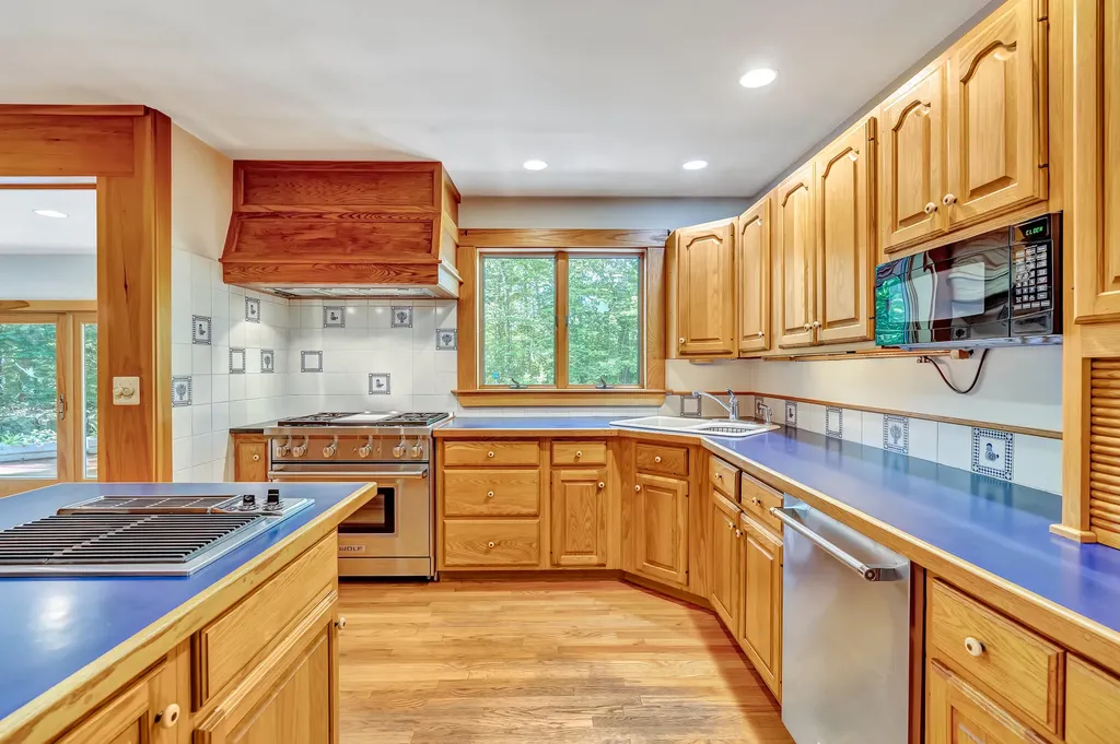 25 Oyster Creek Lane Nobleboro ME 04555