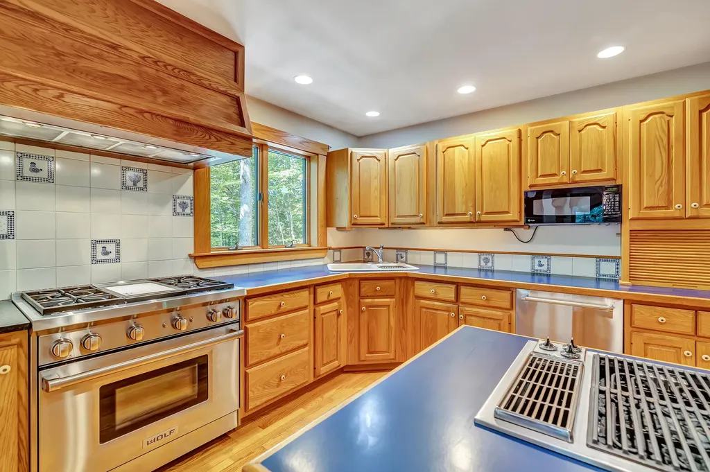 25 Oyster Creek Lane Nobleboro ME 04555