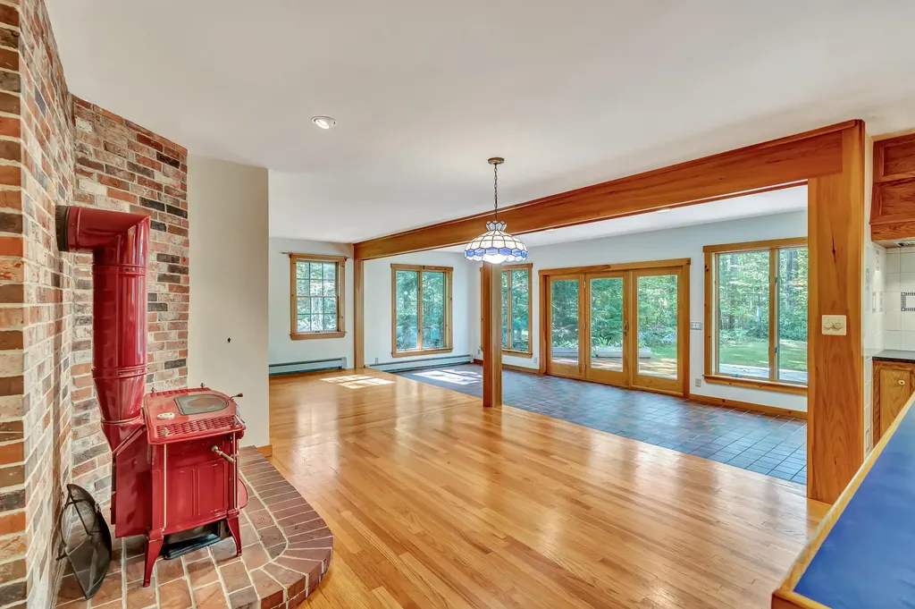 25 Oyster Creek Lane Nobleboro ME 04555