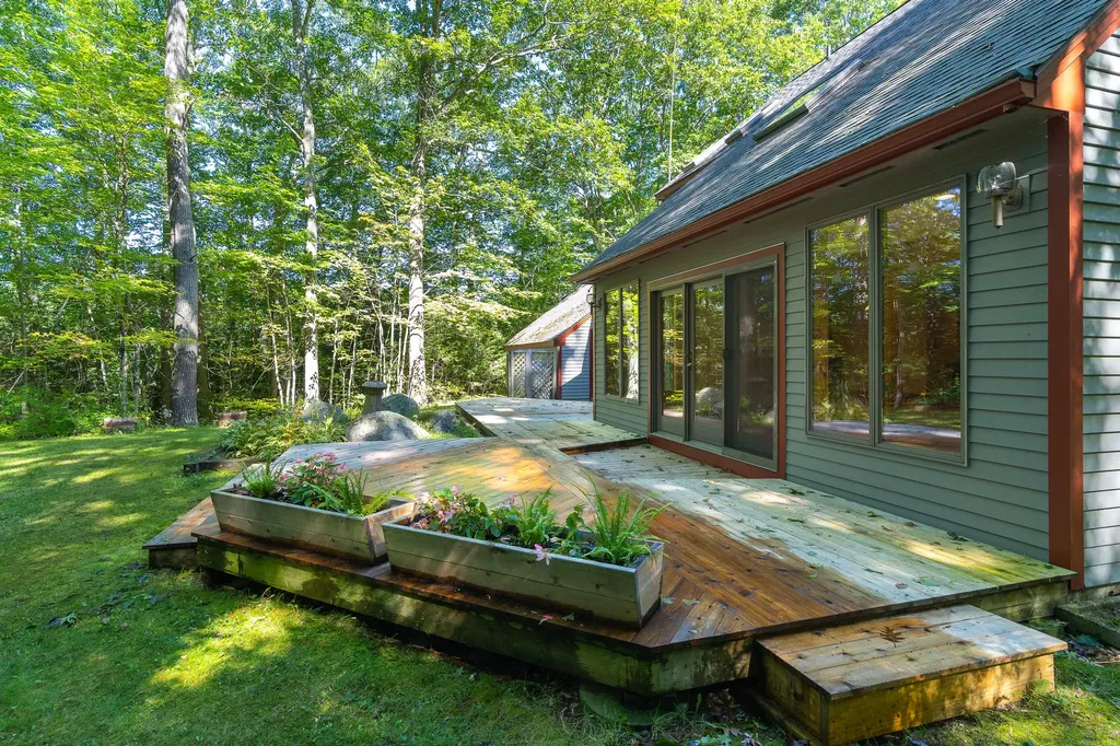 25 Oyster Creek Lane Nobleboro ME 04555
