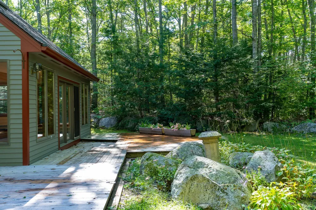 25 Oyster Creek Lane Nobleboro ME 04555