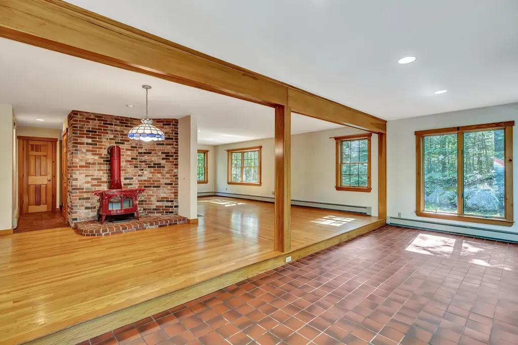 25 Oyster Creek Lane Nobleboro ME 04555