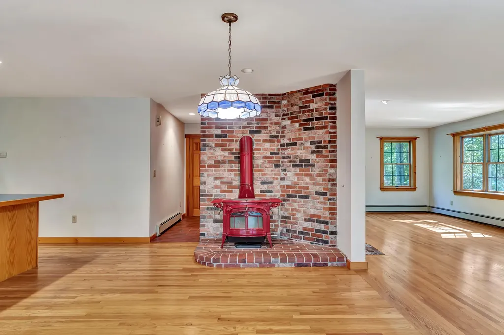 25 Oyster Creek Lane Nobleboro ME 04555