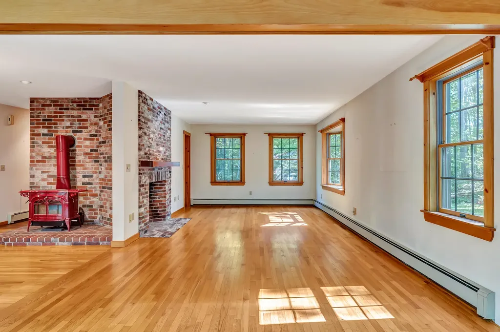 25 Oyster Creek Lane Nobleboro ME 04555