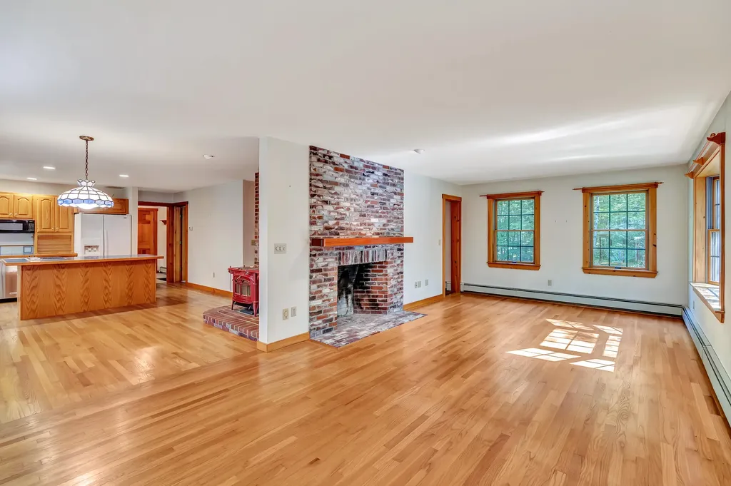 25 Oyster Creek Lane Nobleboro ME 04555