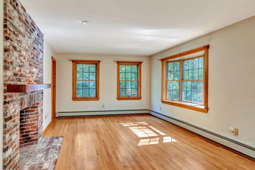25 Oyster Creek Lane Nobleboro ME 04555