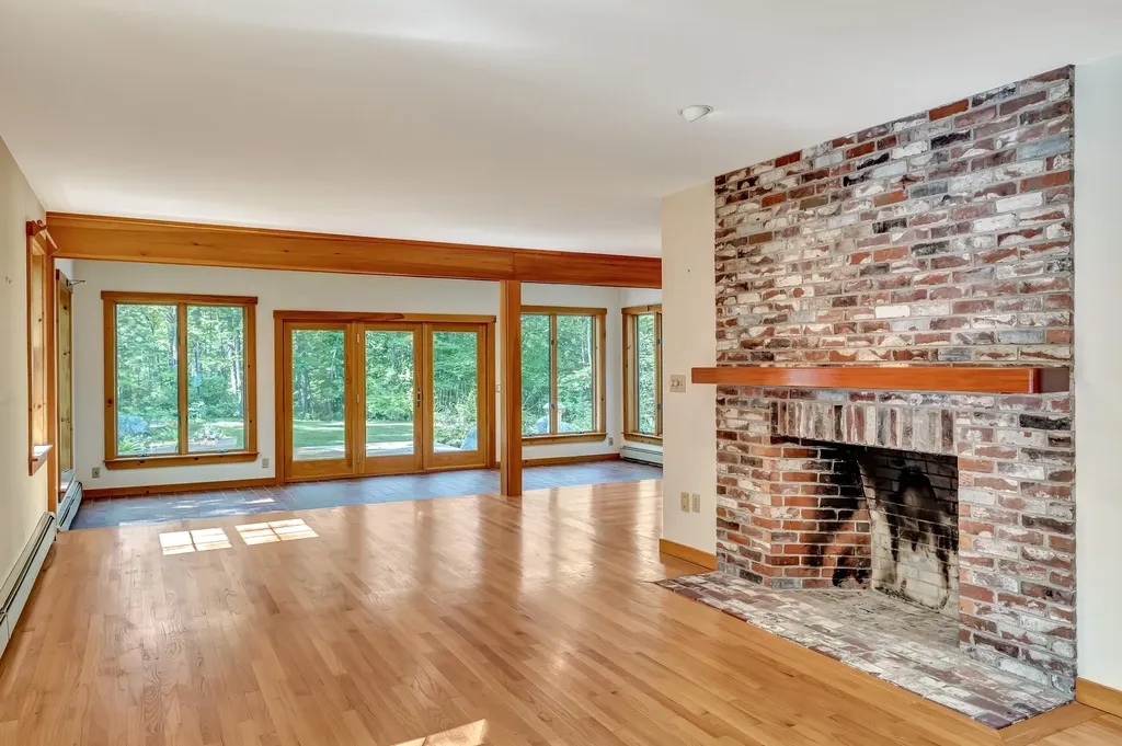 25 Oyster Creek Lane Nobleboro ME 04555