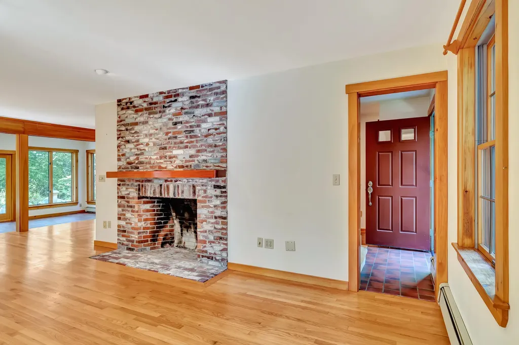 25 Oyster Creek Lane Nobleboro ME 04555