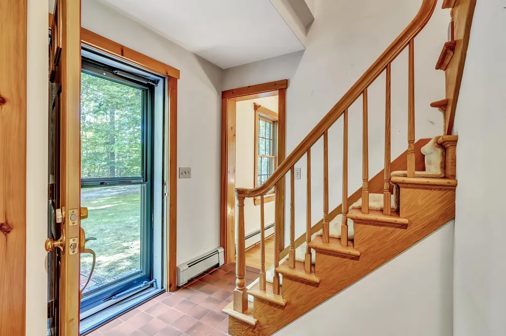 25 Oyster Creek Lane Nobleboro ME 04555