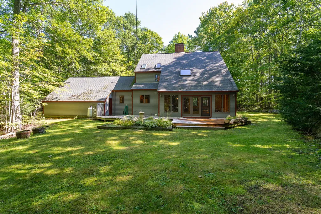 25 Oyster Creek Lane Nobleboro ME 04555