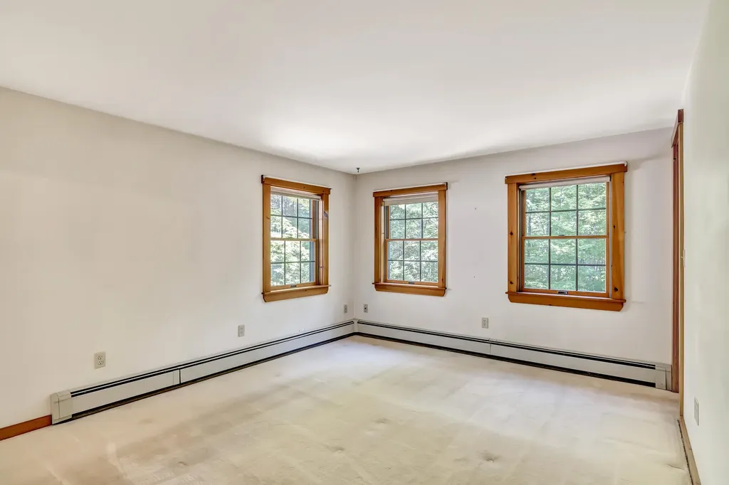 25 Oyster Creek Lane Nobleboro ME 04555