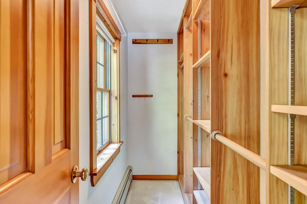 25 Oyster Creek Lane Nobleboro ME 04555