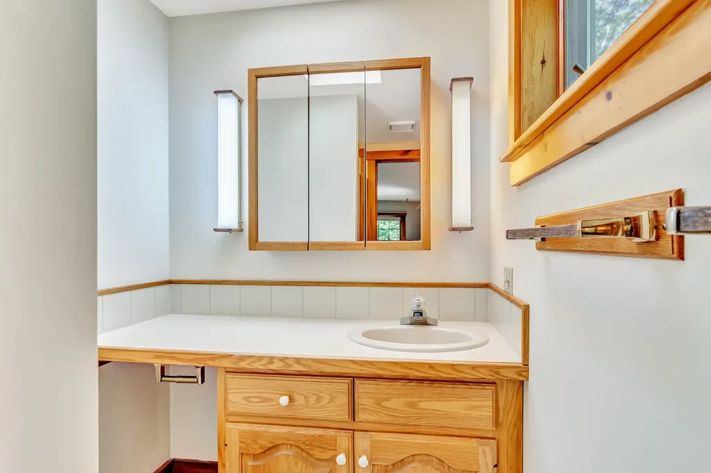 25 Oyster Creek Lane Nobleboro ME 04555
