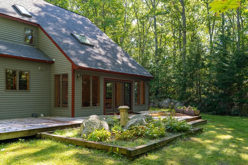 25 Oyster Creek Lane Nobleboro ME 04555