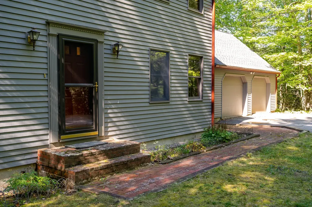 25 Oyster Creek Lane Nobleboro ME 04555