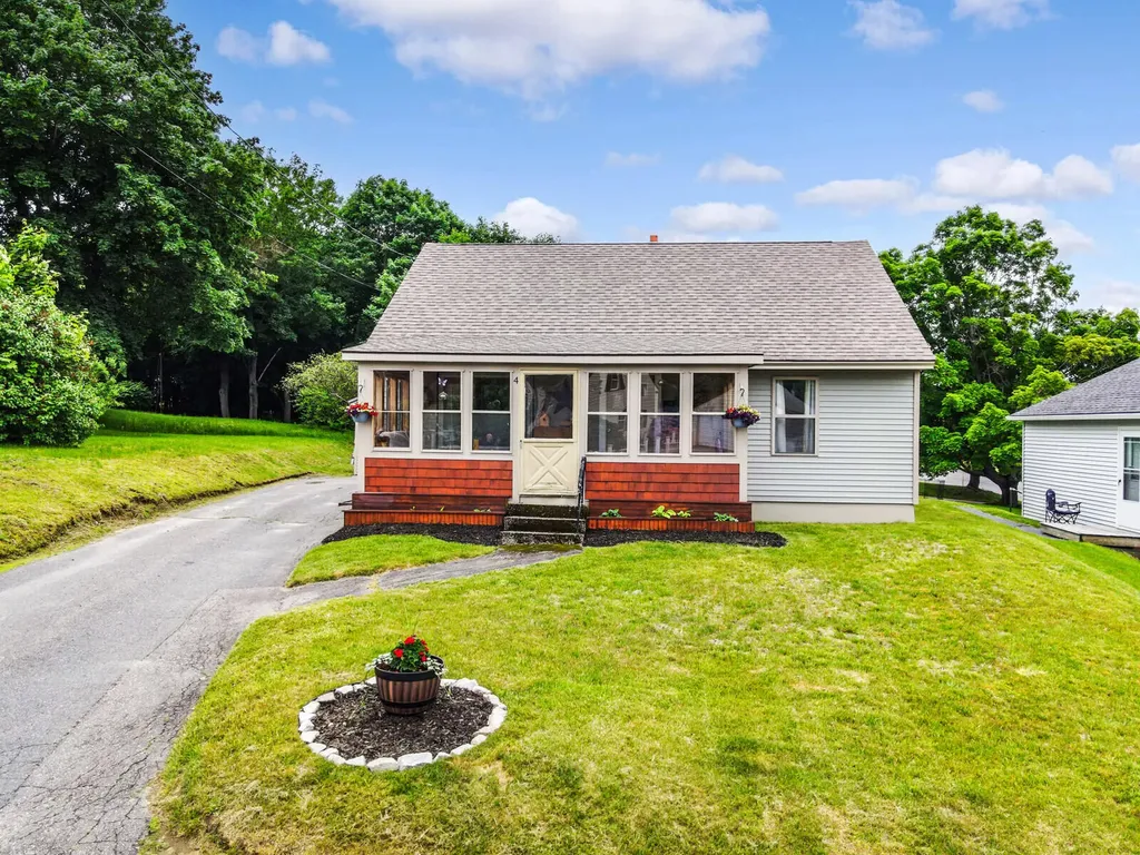4 Cummings Avenue Augusta ME 04330