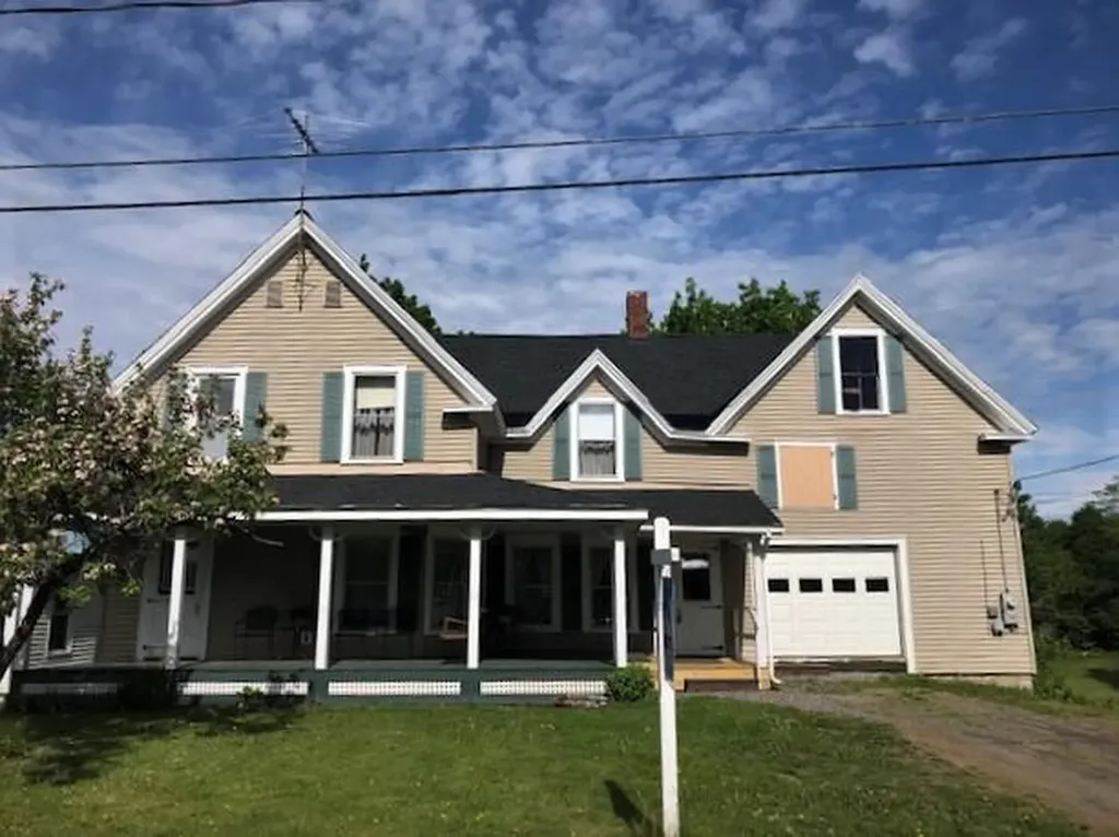 17 Grange Street Dover-foxcroft ME 04426